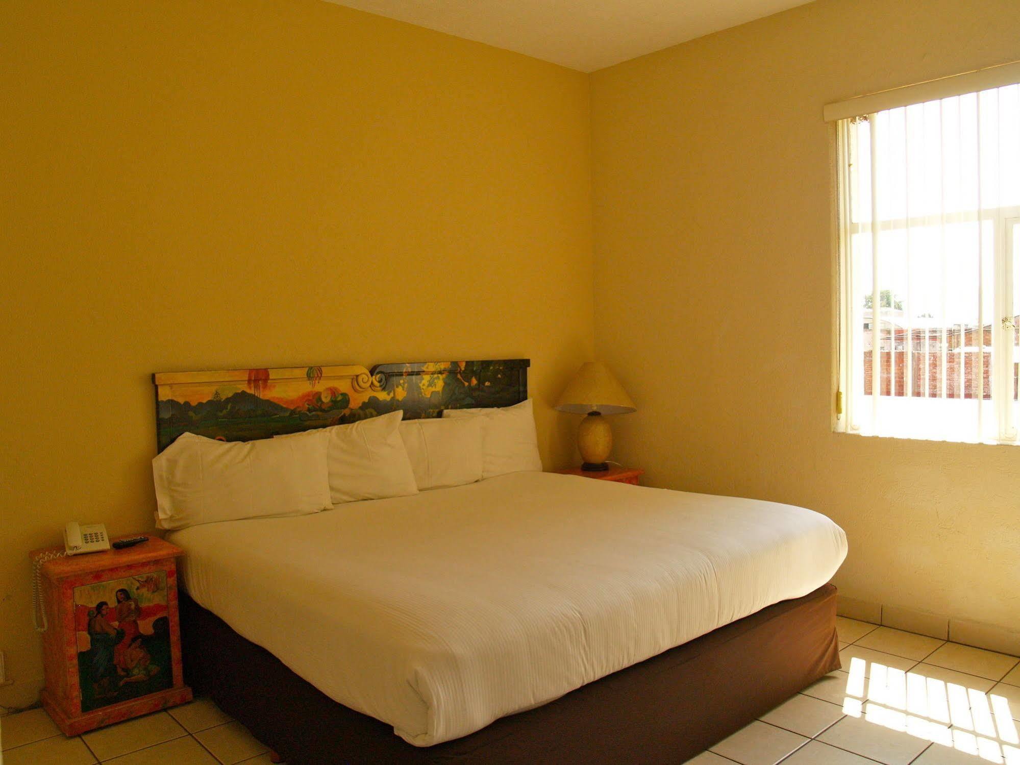 Hotel & Suites Galeria Morelia Exterior foto